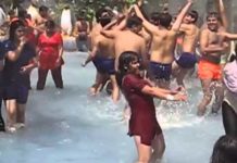 VIDEO: water park में लड़की ने किया अश्लील काम सब देखते रह गए