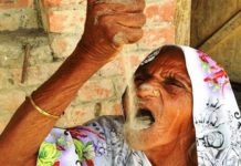 VIDEO: यह महिला सिर्फ रेत खाकर जिंदा है जानें कैसे..