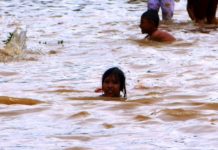 VIDEO: पानी से लगता है डर तो देखे मुसीबत में कैसे बचे पानी से swimming flood