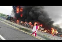 VIDEO: पाकिस्तान में पेट्रोल टैंक पलटा लोगो ने लुटा पेट्रोल