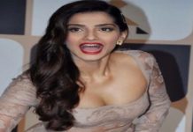 VIDEO: इस हॉट अभिनेत्री की सबके सामने उत्तरी ड्रेस…