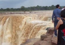 VIDEO: झरने में गिरी पत्नी को बचाने कूदा पति jabalpur waterfall