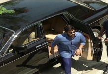 VIDEO: चिरंजीवी अपनी रोल्स रॉयस कार से निकलते हुए