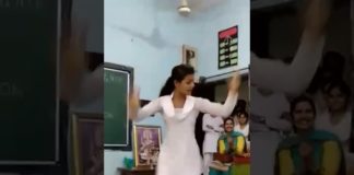 VIDEO: लड़की ने बिना शर्म ऐसा हॉट डांस किया सबके सामने
