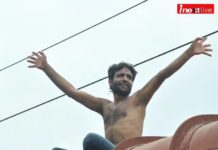 VIDEO: चलती रेलगाड़ी पर चढ़ कर किया डांस इलेक्ट्रिक लाइन से बचा