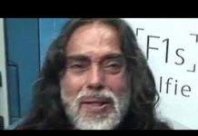 स्वामी ओम जी की हुई फिर से बुरी तरह पिटाई, देखें वायरल वीडियो