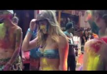 बीच रोड इस फॉरेनर लड़की ने उतारे कपडे, वीडियो हुआ वायरल