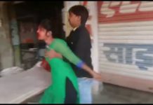 सरेआम इस लड़की के साथ हुआ ऐसा कांड जिसे देख आपकी आँखे शर्म के मारे झुक जाएगी, देखें वीडियो