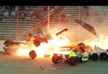 इस वीडियो में देखिए कार रेसिंग में हुए सबसे खतरनाक हादसे जिसमें कई कारे एक साथ आपस में टकरा गई जिसकी वजह से कई कार चालक दे चुके हैं अपनी जान