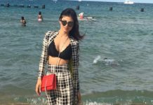 देखिये टीवी एक्ट्रेस मौनी रॉय को बिकनी में मस्ती करते हुए