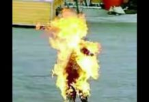 देखिये दर्दनाक वीडियो: एक लड़की को कुछ हैवानो ने जिन्दा जलाया