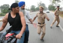 HOT NEWS UPDATE : बेटे और पिता ने बुरी तरह से मारा पुलिस वालो को || जानने के लिए देखिये ये वीडियो