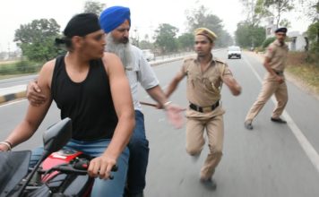 HOT NEWS UPDATE : बेटे और पिता ने बुरी तरह से मारा पुलिस वालो को || जानने के लिए देखिये ये वीडियो