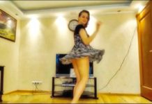 फॉरेनर लड़की ने छोटे कपडे पहन करा हॉट डांस, दिखा बहोत कुछ