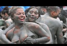 एक ऐसा अनोखा फेस्टिवल जहां कीचड़ में बिकनी पहनकर रोमांस का मजा लेते हैं कपल्स