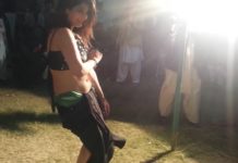 रात की महफ़िल में नचनियों ने छोटे कपड़ो में करा बेहद हॉट डांस, देखें वीडियो