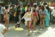 HOT NEWS UPDATE : दिल्ली के एक पुलिस स्टेशन बाहेर लड़कियों ने उतारे कपडे || देखिये ये वीडियो