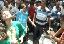 HOT NEWS UPDATE : पत्नी ने पति को कपडे फाड़ कर मारा कोर्ट में || जानने के लिए देखिये ये वीडियो