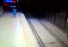 VIDEO : दिल्ली मेट्रो के सामने आकर दी इस लड़की ने अपनी जान || देखिये ये वीडियो