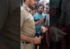 VIDEO : इस पुलिस वाले ने डंडे मार मार के लड़के सिर फाड़ा || देखिये ये वीडियो