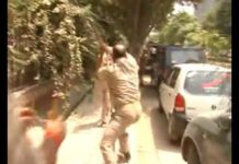 VIDEO : पुलिस वाले ने पुलिस वाले को बुरी तरह से मारा || वीडियो हुई वायरल