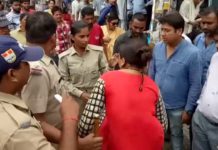 VIDEO : एक महिला ने पुलिस वाली को बाल पकड़ पकड़ के मारा || देखिये ये वीडियो