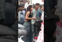 दिल्ली मेट्रो पर एक लड़की ने लड़को को बाल खींच कर पूरी तरह से मारा