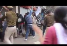 पुलिस वालो ने लड़कियों को कपडे फाड़ फाड़ कर मारा वीडियो हुई वायरल