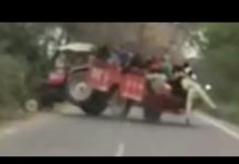 बीच सड़क पर पलटी लोगो से भरी ट्रॉली बाद में जो हुआ वह देखकर आप हैरान रह जायेगे