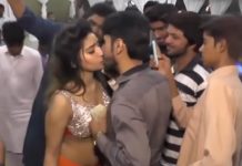 इस लड़की ने की सारी हदे पार सब के सामने नाचते नाचते किये लड़के को KISS