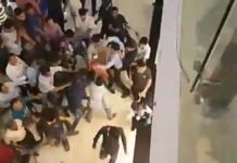 मॉल में दो लड़को को सब ने इतनी बुरी तरह मारा की यह हुआ