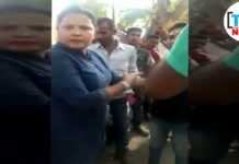 LATEST NEWS – माँ के सामने लड़के ने मांगे बेटी के नंबर तो माँ ने मार मार के यह हाल किया