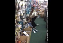 जूतों की दुकान पर लड़कियों ने एक दूसरे को चप्पल से बुरी रह से मारा