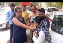 पत्नी ने अपने पति की प्रेमिका को सिखाया जबरदस्त सबक बीच सड़क पर मारा