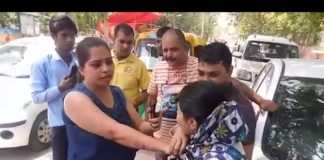 पत्नी ने अपने पति की प्रेमिका को सिखाया जबरदस्त सबक बीच सड़क पर मारा