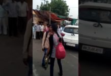 VIRAL VIDEO – लड़की ने नीच सड़क पर मारा अपने बॉय फ्रेंड को लातो भुसो से