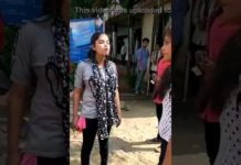 एक लड़की ने दूसरी लड़की को बीच सड़क पर बाल पकड़ मारा वीडियो हुई वायरल