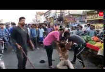 HOT NEWS UPDATE : दो पुलिस वालो को इस लड़के ने बुरी तरह से मारा