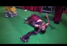 सेक्सी बहभी ने किया नशे में ज़मीन पर लेटकर डांस वीडियो हुई वायरल