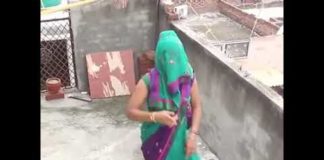 भाभी छत्त पर डांस कर रही थी ओर पडोसी ने मोके का फायदा उठा लिया