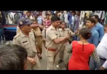 बीच सड़क पर भाभी ने चप्पल से पुलिस वाले को मारा