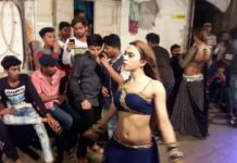 एक हिजड़े ने डांस करते हुए लड़को को किया KISS और लिए पैसे