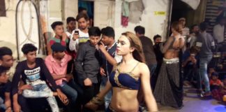 एक हिजड़े ने डांस करते हुए लड़को को किया KISS और लिए पैसे