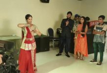 रूम में दोनों लड़कियों ने किया जबरदस्त डांस