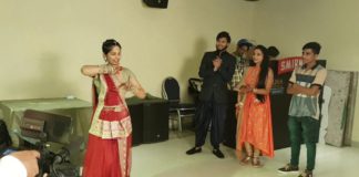 रूम में दोनों लड़कियों ने किया जबरदस्त डांस