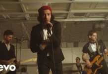 देखिए इस गाने में एक छोटी सी लव स्टोरी किस तरह से अपनी प्रेमिका से बिछड़ने के बाद