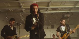 देखिए इस गाने में एक छोटी सी लव स्टोरी किस तरह से अपनी प्रेमिका से बिछड़ने के बाद