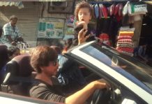 HOT NEWS UPDATE : शाहरुख़ खान कुछ इस तरह दिखाई दिए मुंबई की सड़को पर अपने बेटे के साथ