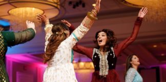 शादी में इन दोनों लड़कियों ने किया कमाल डांस की मेहमान भी देखते रह गए