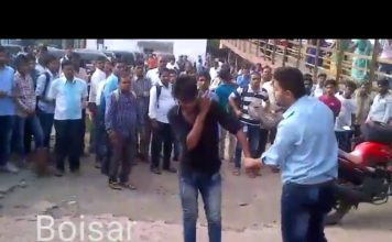 एक लड़के ने लड़की छेड़ी तो लोगो ने मार मार के बना दिया